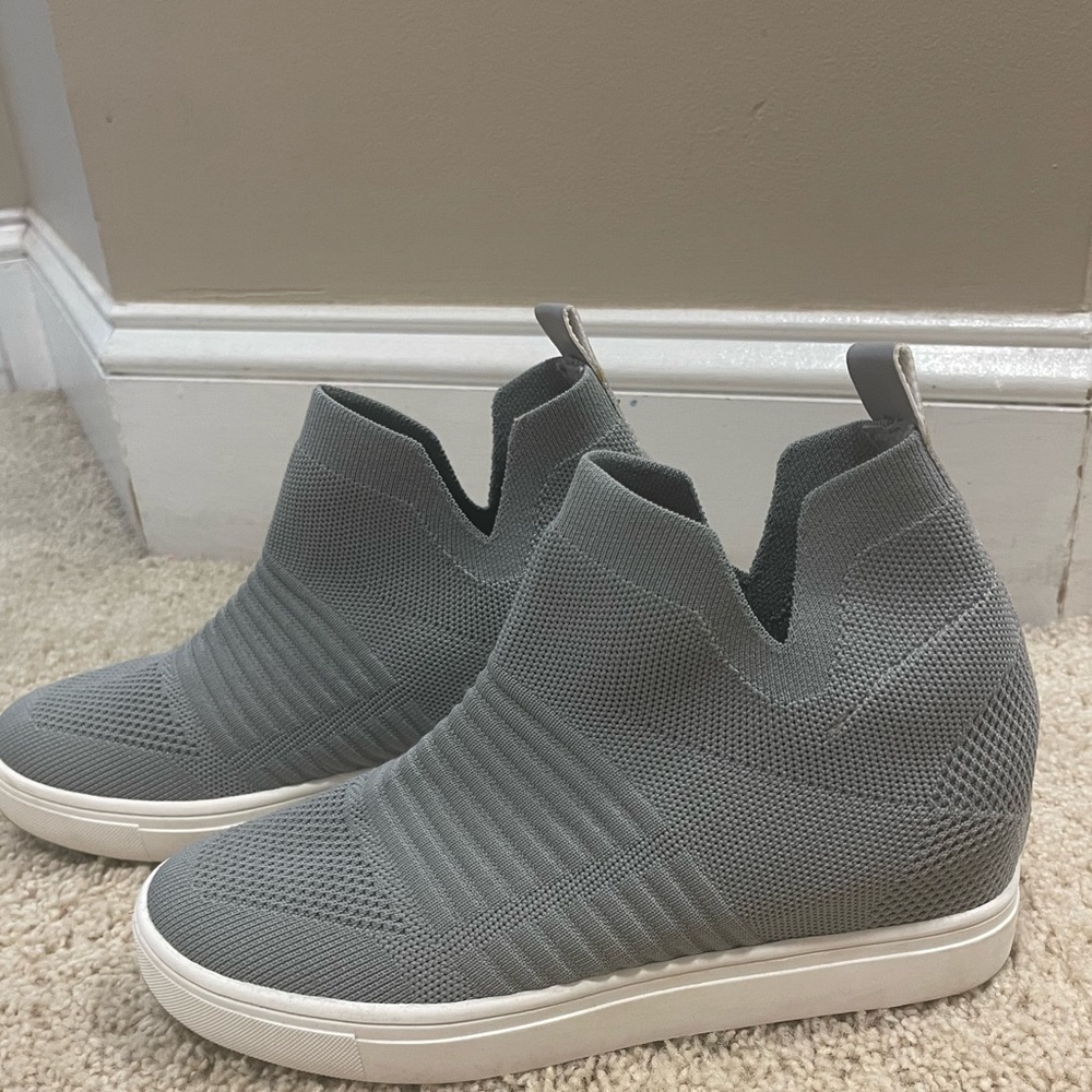 Cushionaire “Hoyt” memory foam shoes size 7